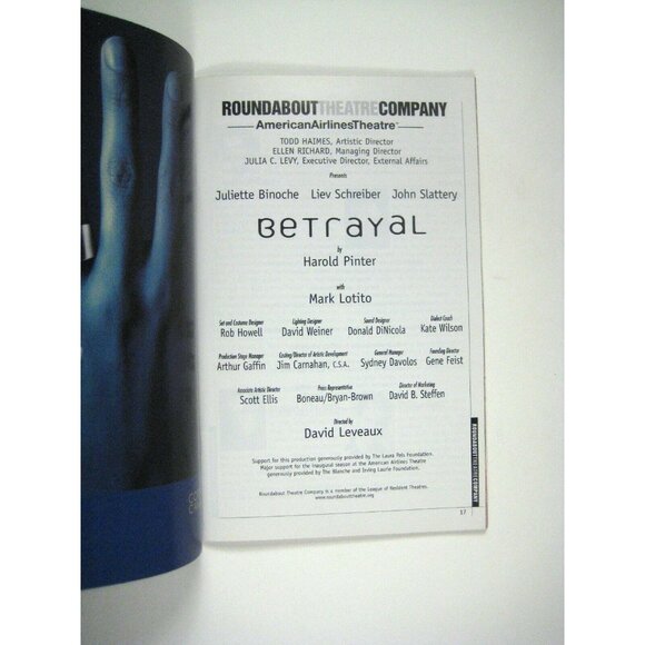 Betrayal Stagebill 2000 Juliet Binoche Liev Schreiber John Slattery Pinter - Picture 3 of 6
